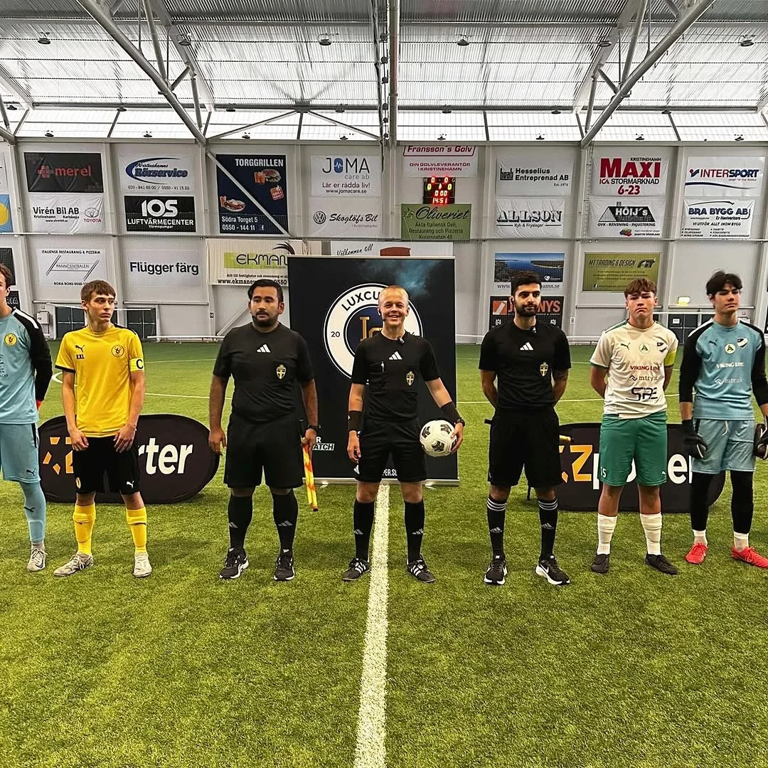 Domarteam och lagkaptener inför match i Luxcuper-miljö