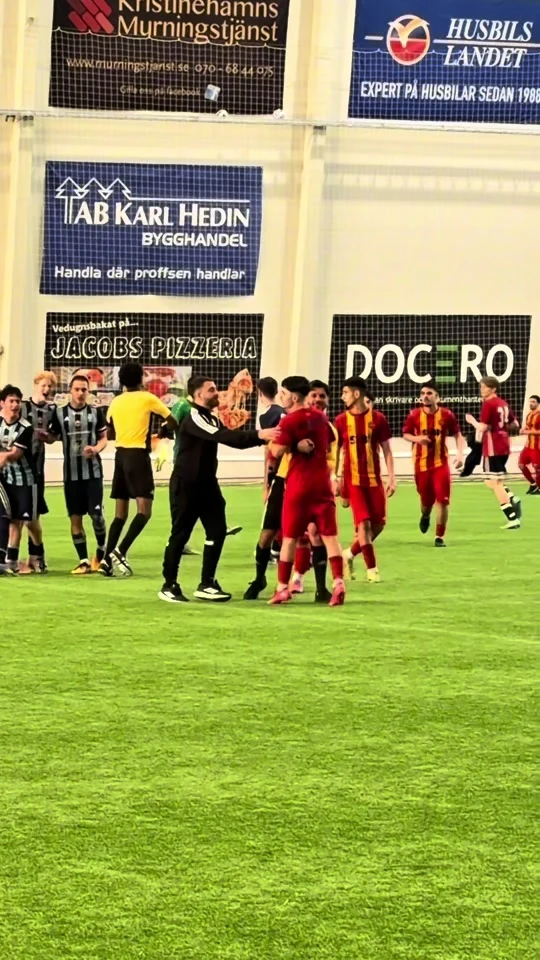 Eftermatchsekvens med domare och spelare i Lux Invite U17-final