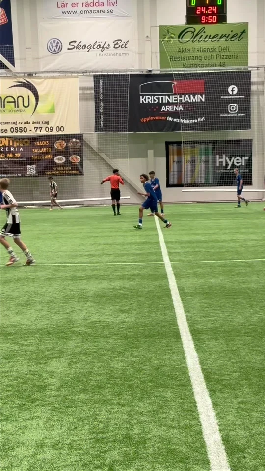 Domare under match på inomhusplan, från Reflinks publicerade material om domarobservation